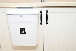 פח אשפה נתלה על ארון עם מכסה פח אשפה נתלה על ארון עם מכסה