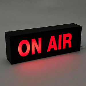 שלט On Air מואר לאולפנים עם נורות LED שלט On Air מואר לאולפנים עם נורות LED